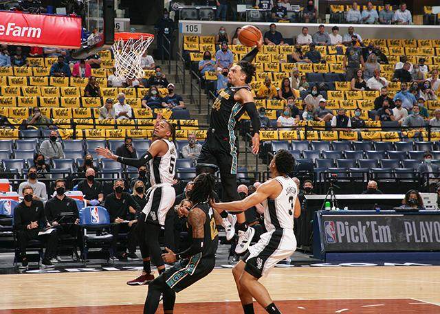 世界杯比赛直播软件-内线+防守助灰熊留住希望 再战勇士三分球成关键